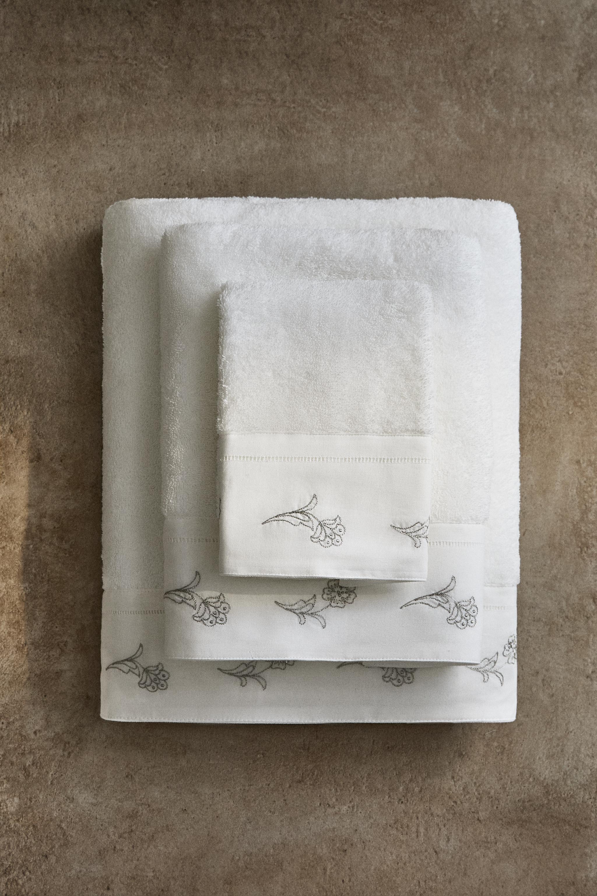 BATH TOWEL WITH EMBROIDERED APPLIQUÉ