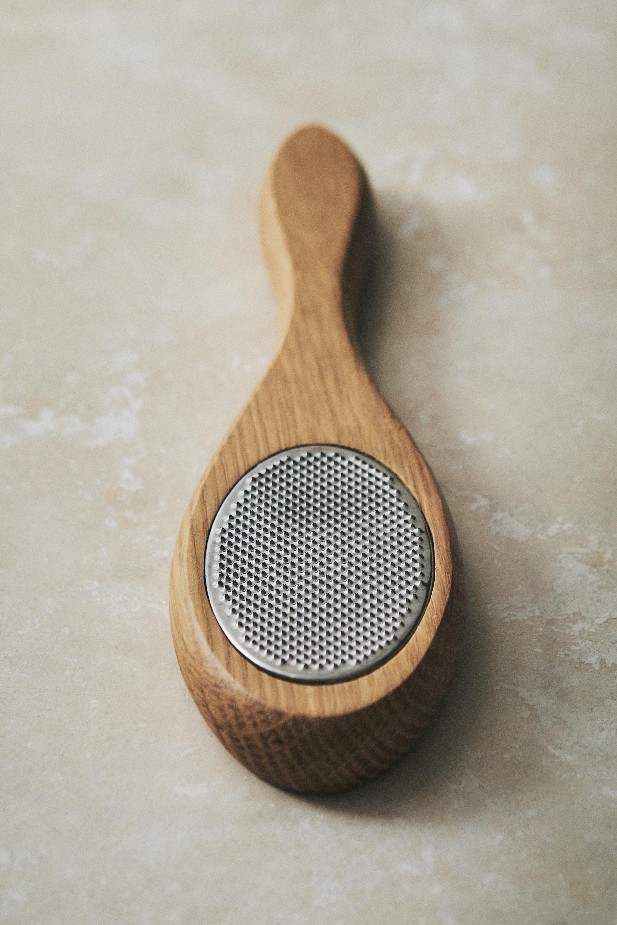 FOOT SCRUB WITH A WOODEN HANDLE
