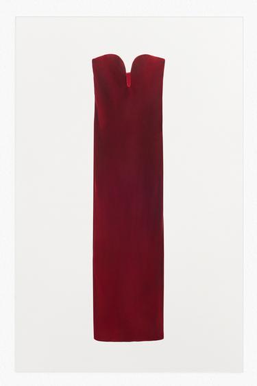 فستان مخملي بكتف مكشوف إصدار محدود - أحمر داكن by Zara