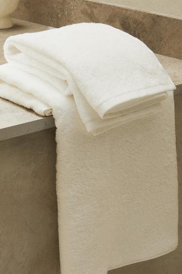 EXTRA SOFT BATH TOWEL - White by Zara
