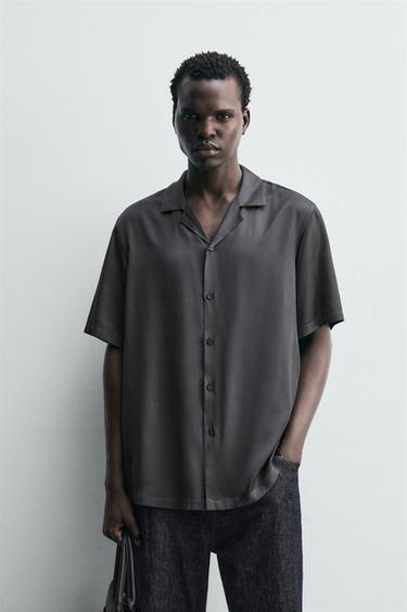 قميص ساتان بقصّة عادية - رمادي الخاص بـ Zara