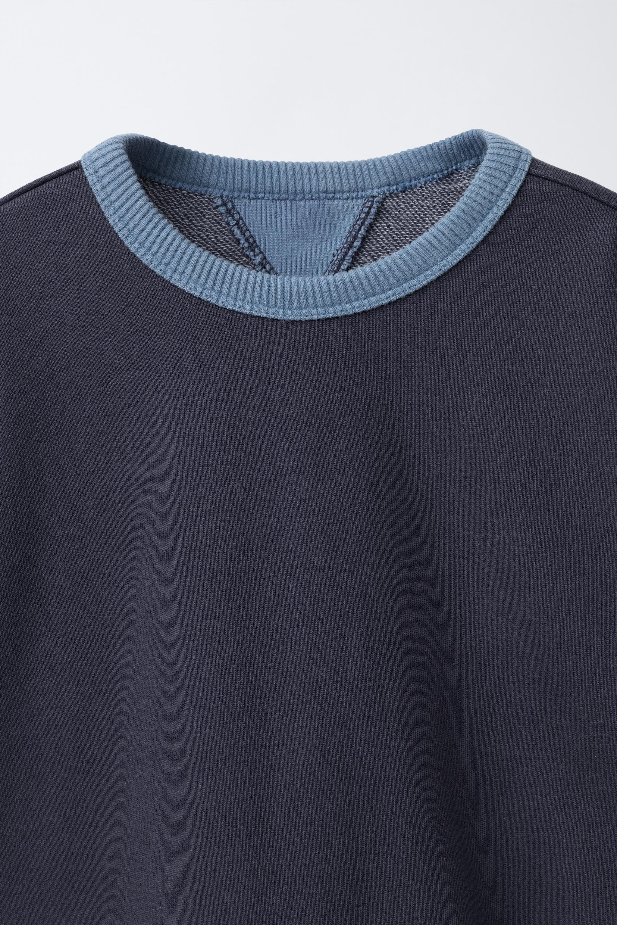 SWEAT COL CONTRASTE AVEC DÉTAILS DÉCOUPE