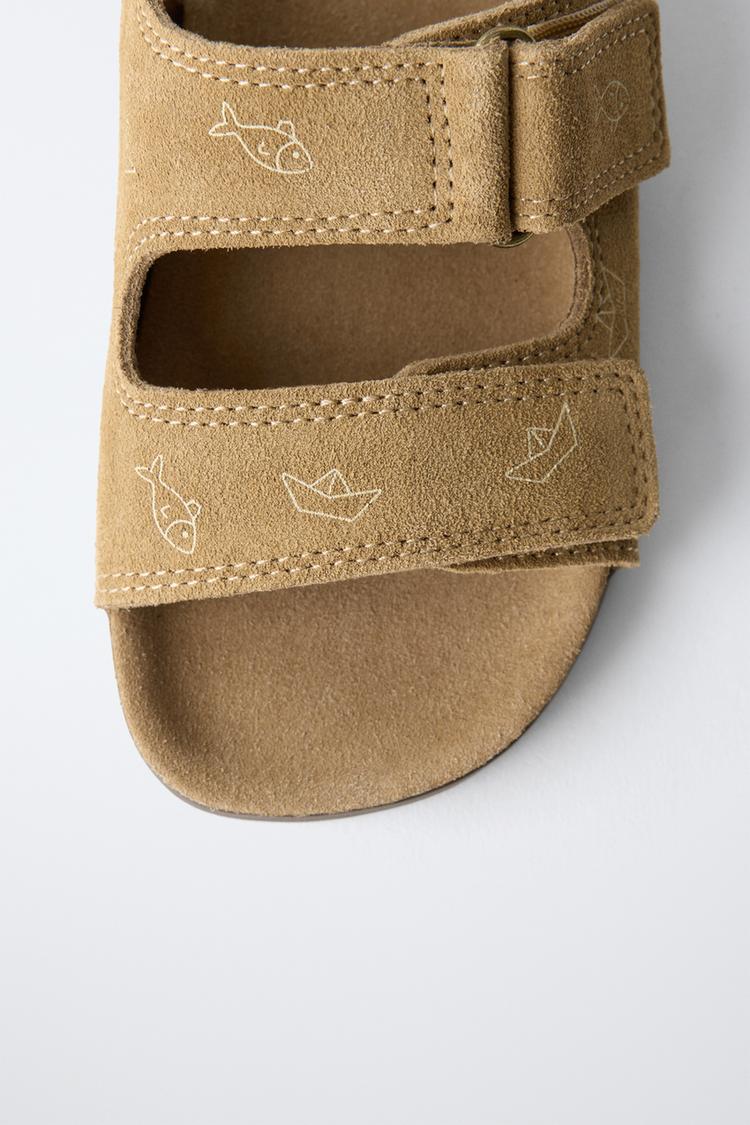 Sandalias de cuero con estampado de pez 7