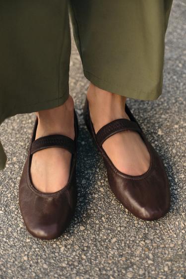 LEATHER BALLERINAS WITH ELASTIC STRAP - Brown by Zara