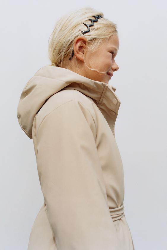 IMPERMEABLE ENGOMADO WATER REPELLENT CINTURÓN - Beige de Zara - Imagen 0