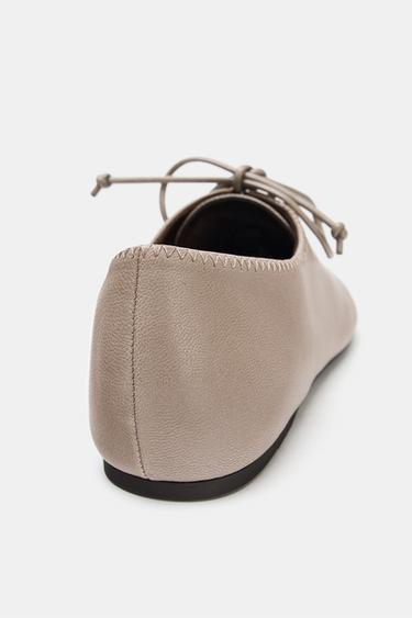 CHAUSSURES PLATES EN CUIR À LACETS - Gris taupe de Zara - Image 5