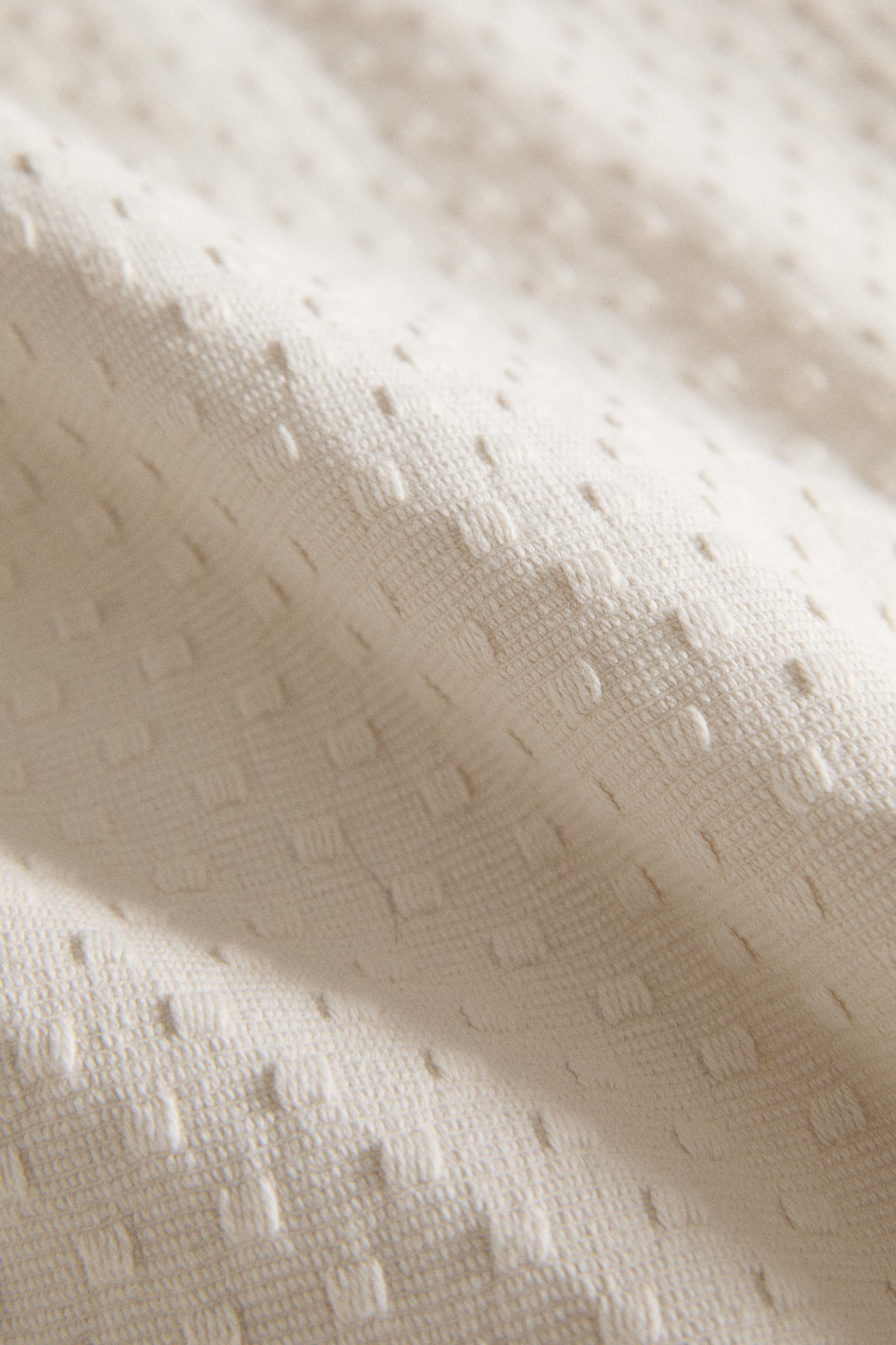 BEDSPREAD WITH POLKA DOT DESIGN