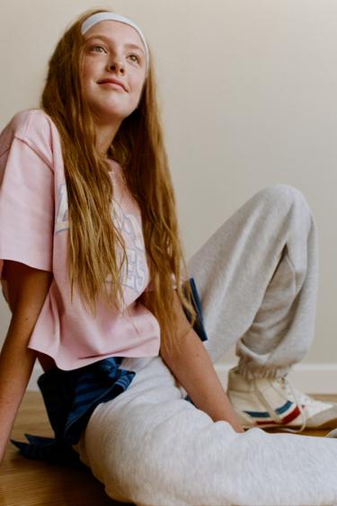 تيشرت VARSITY بنص - وردي / أبيض الخاص بـ Zara