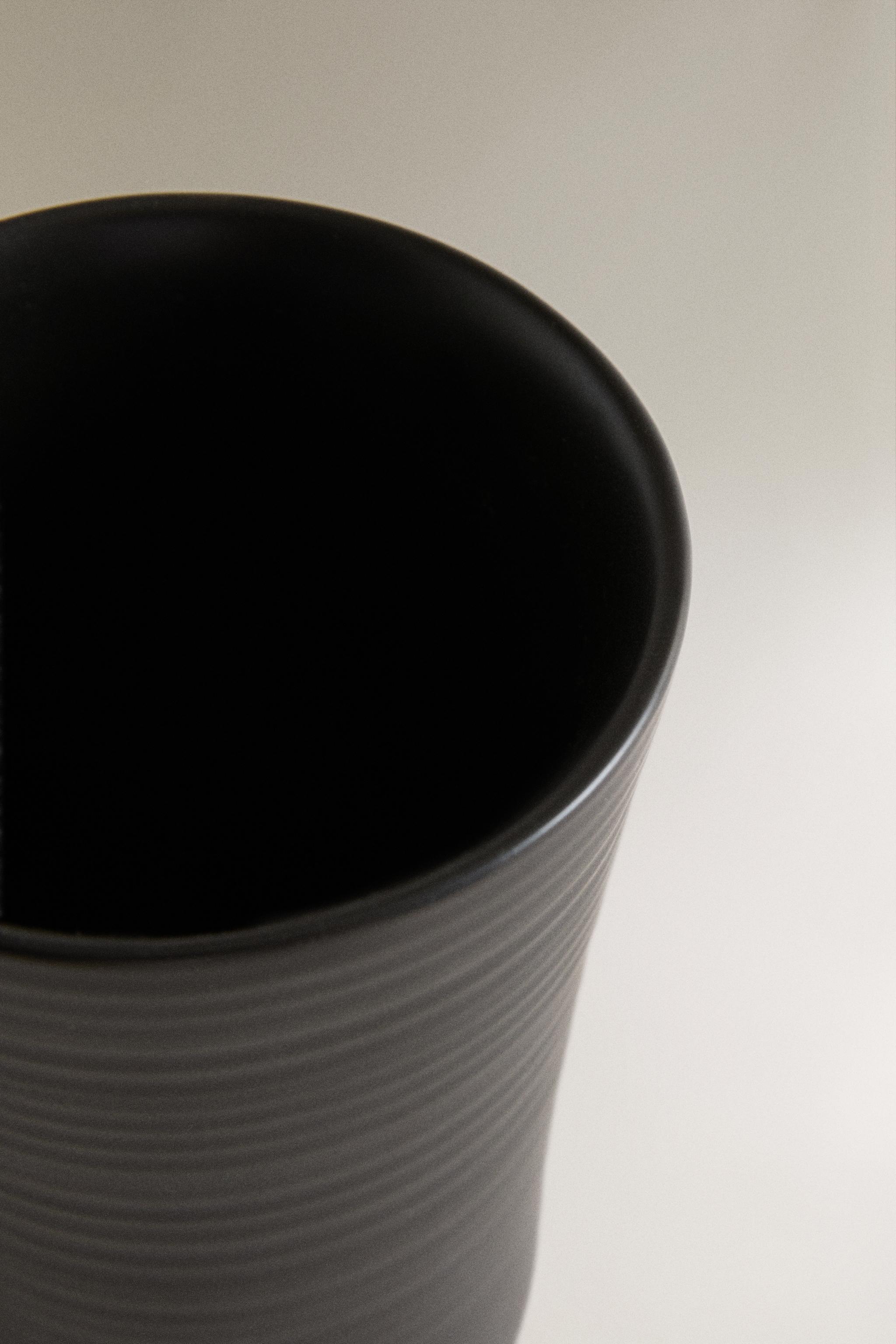 TOOTHBRUSH HOLDER WITH BLACK TOOTHBRUSH