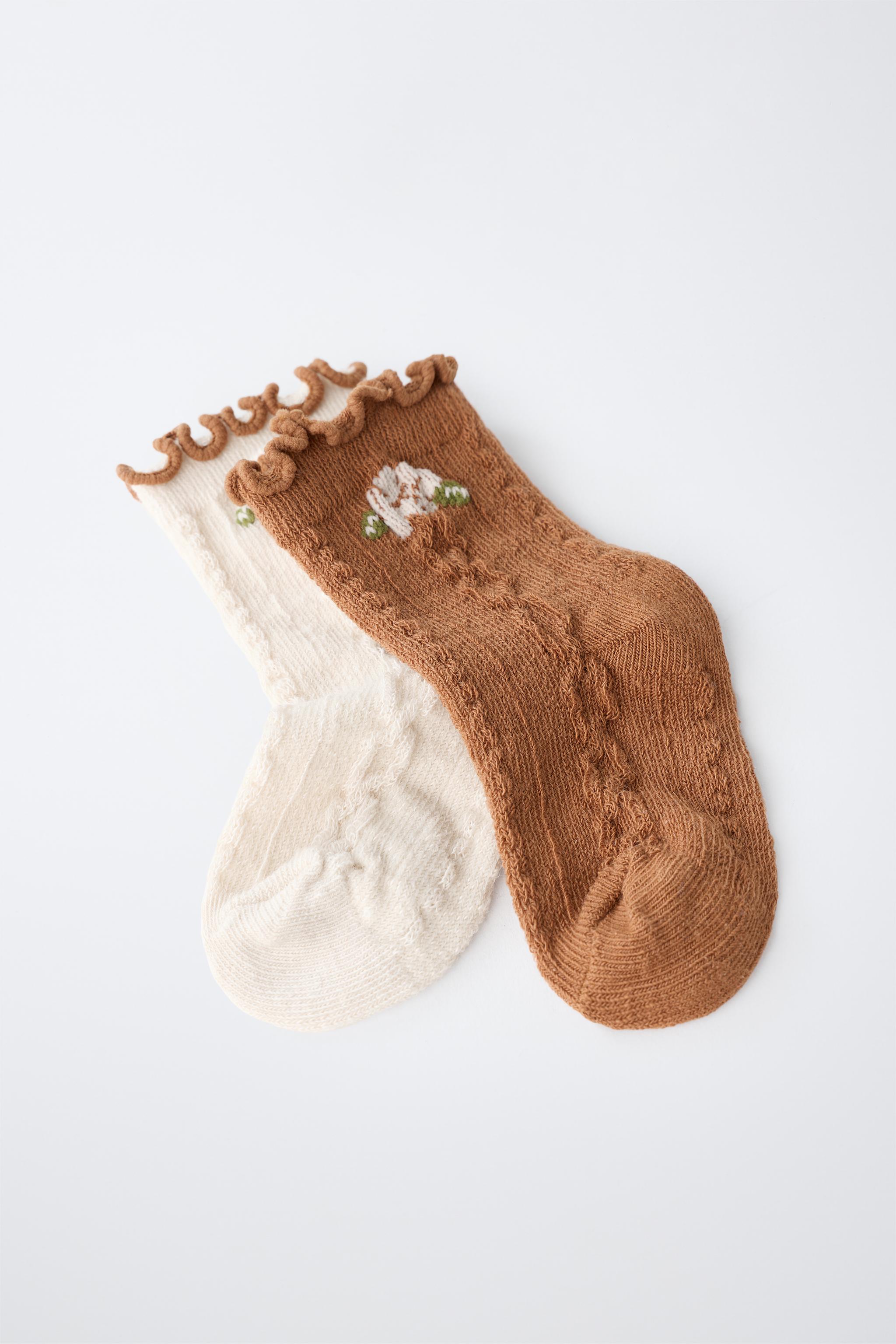 LOT DE DEUX PAIRES CHAUSSETTES À FLEUR ET BORD FESTONNÉ