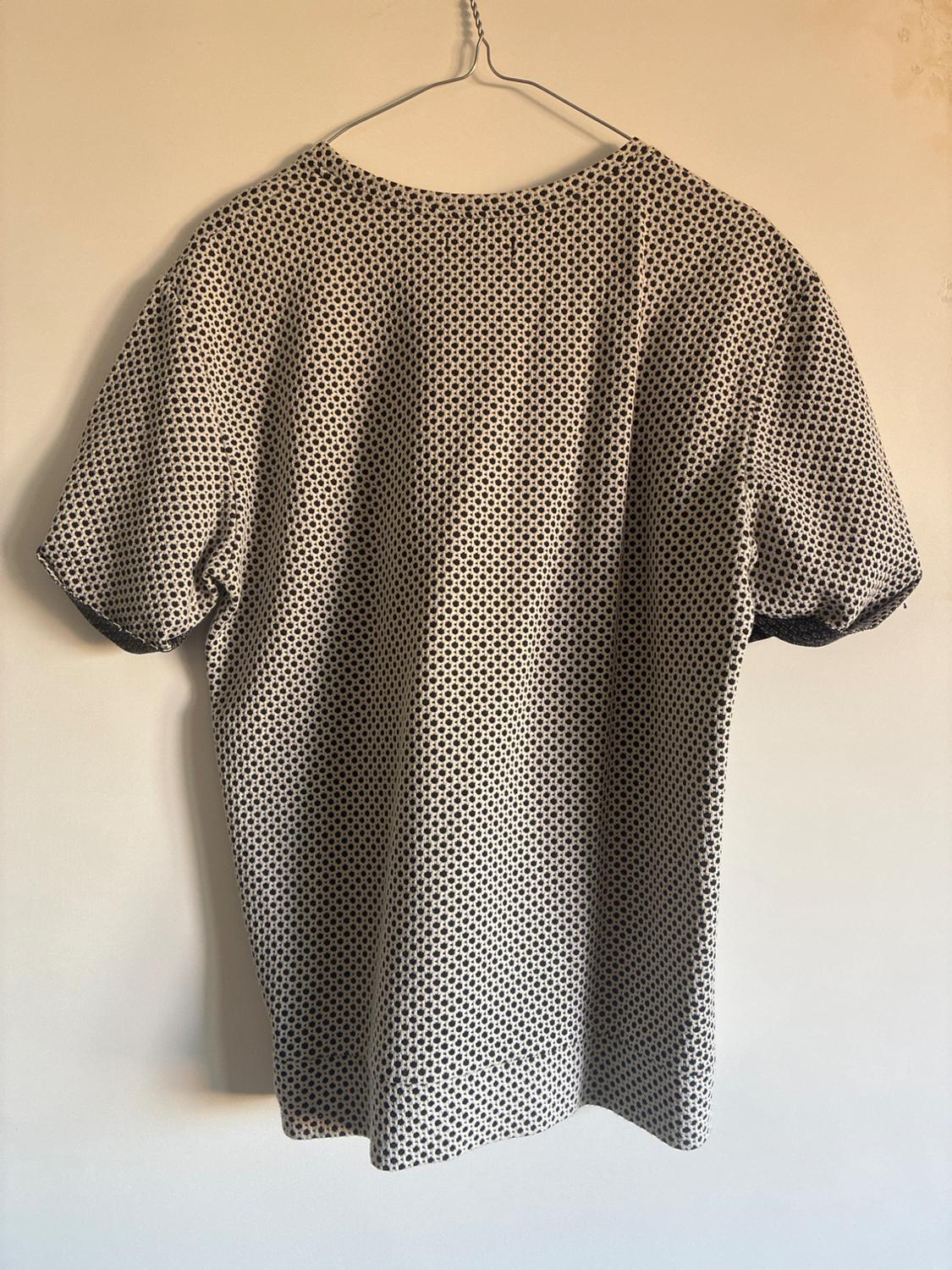 MAGLIA JACQUARD BIANCA E NERA MANICHE CORTE CON RISVOLTO - Image 2