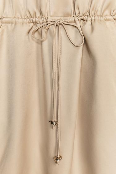 VESTIDO CORTO SATINADO - Tostado de Zara