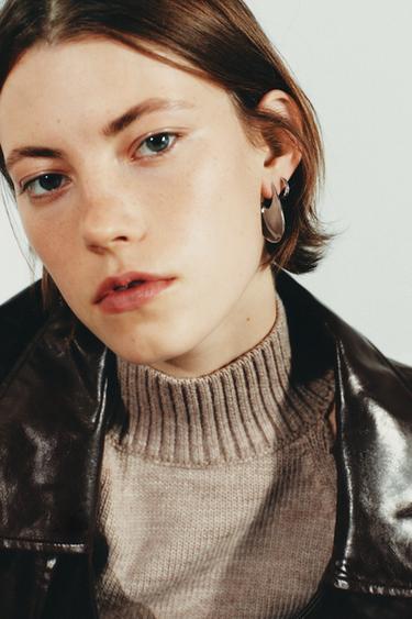 BOUCLES D'OREILLES MÉTALLIQUES ANNEAU IRRÉGULIER - Argent de Zara