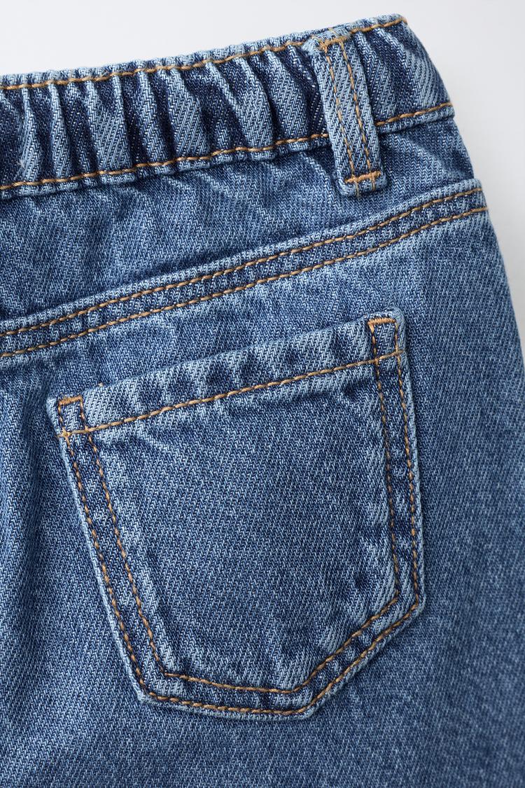 JEANS TIPO BARRIL CON BORDADO FLORAL 4