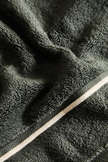 TOALLA BAÑO FESTÓN BORDADO - Verde oscuro de Zara