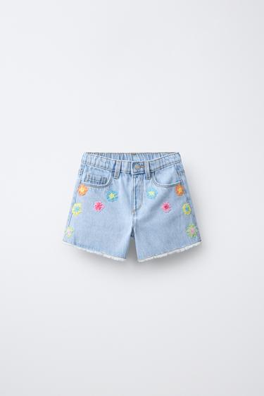 DŽÍNOVÉ BERMUDY MOM FIT S HÁČKOVANÝMI KVĚTY - Modrá od Zara