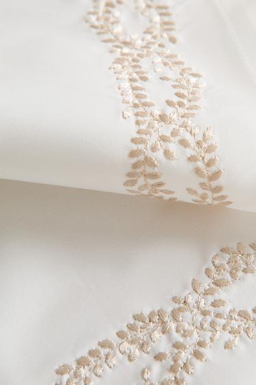 SET DE TABLE SATIN BRODÉ - Écru de Zara - Image 3