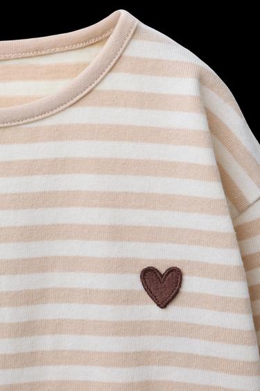 CAMISETA RAYA TEJIDA HEAVY WEIGHT PARCHE CORAZÓN - Beige de Zara