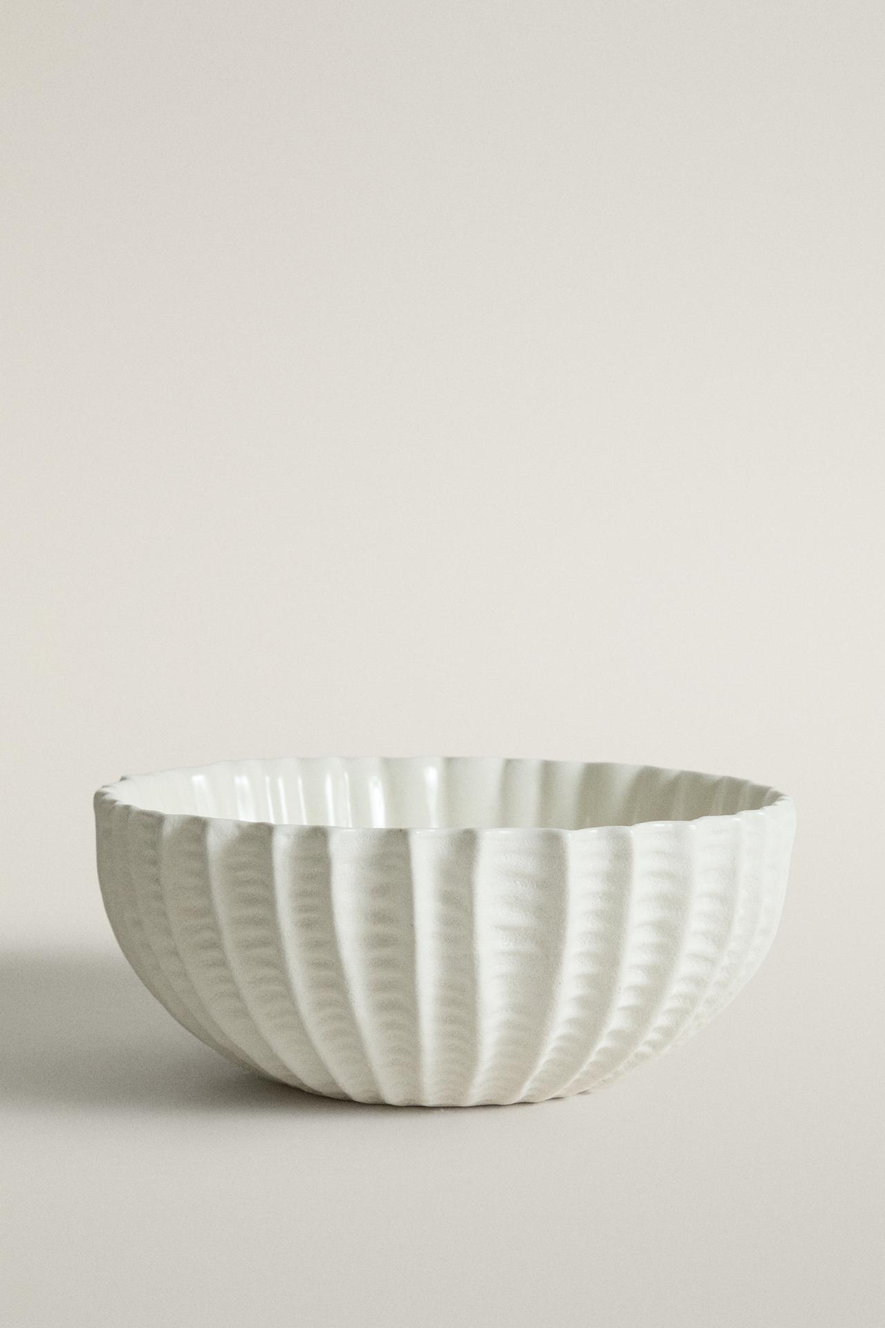 STONEWARE SALAD BOWL WITH RELIEF — White
