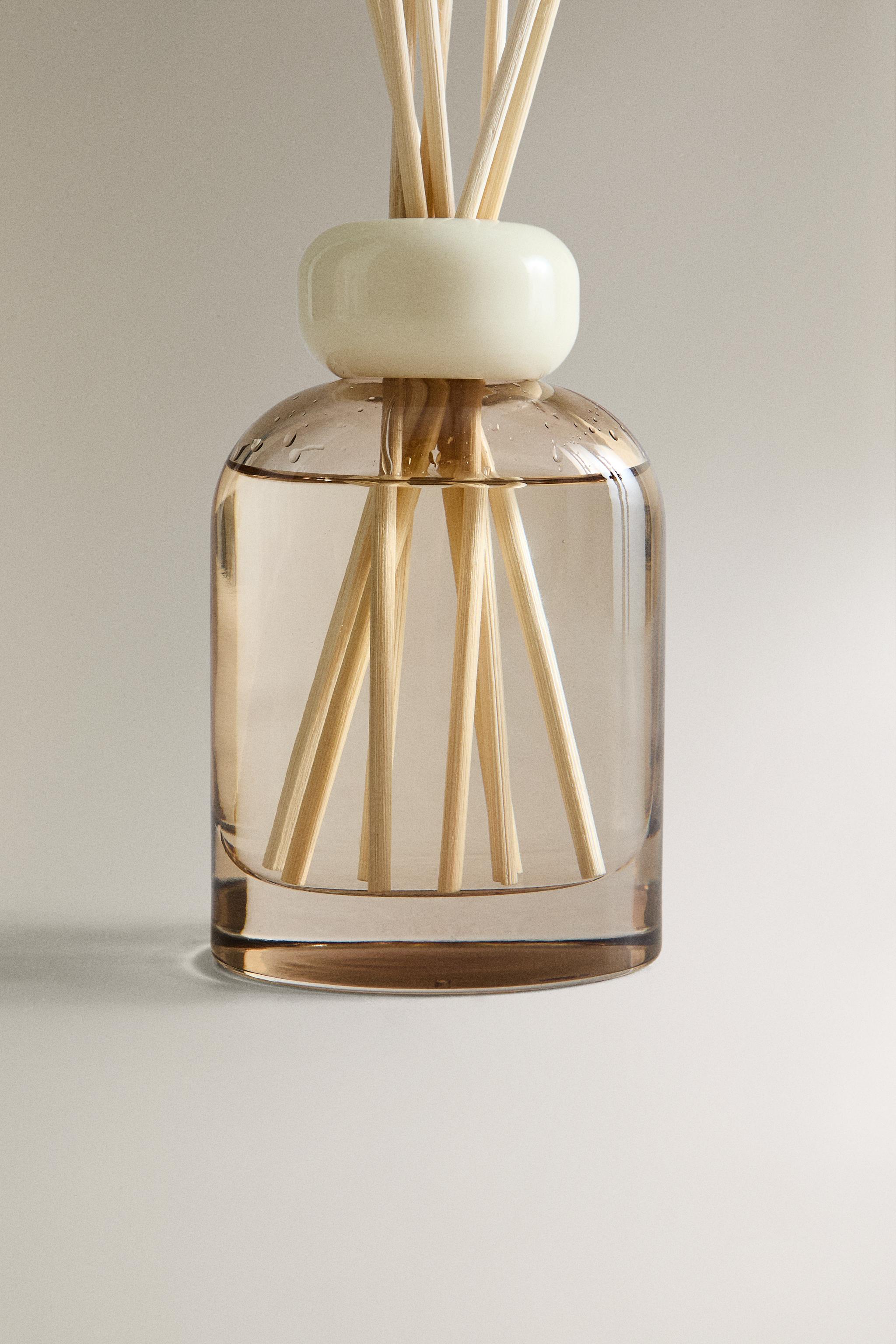 4.06 oz) JASMINE & MUSK SCENTED REED DIFFUSER - Light yellow