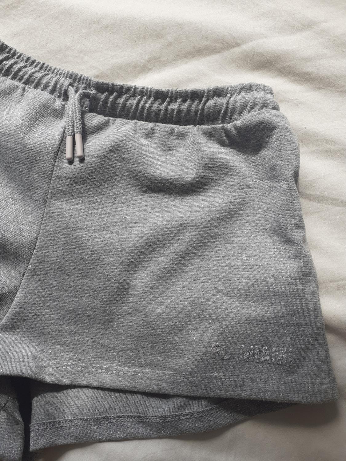 SHORT GRIS AVEC SLOGAN MÉTALLISÉE - Image 5