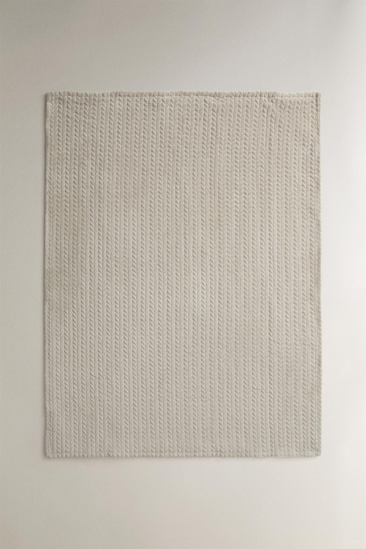 TEXTURED FLEECE BLANKET