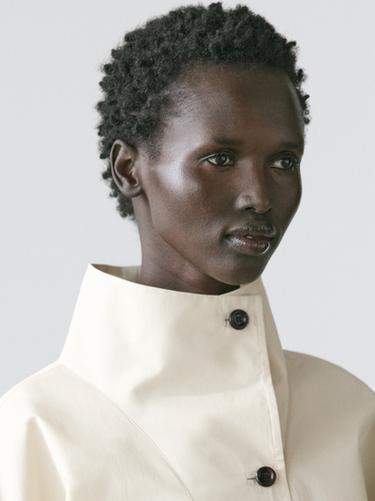 Chaqueta detalle cuello subido - Crudo de Zara