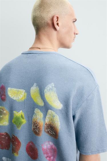 T-SHIRT EN MAILLE LAVÉE IMPRIMÉ BONBONS - Bleu ciel délavé de Zara - Image 6