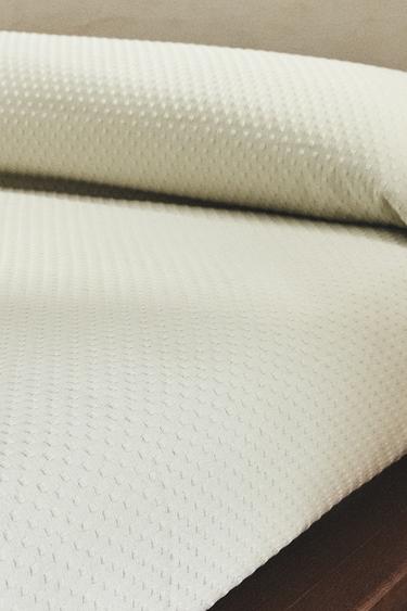 SENGETÆPPE DESIGNET MED POLKAPRIKKER - grøn fra Zara