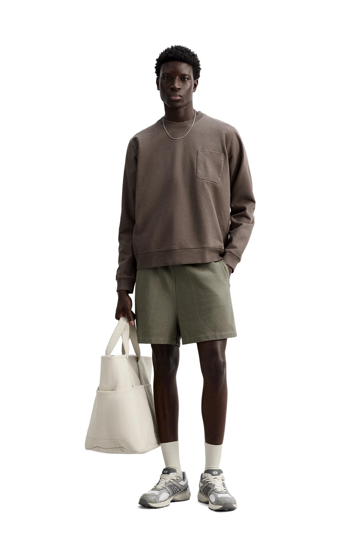 REGULAR FIT JOGGER BERMUDA SHORTS - mid khaki by Zara