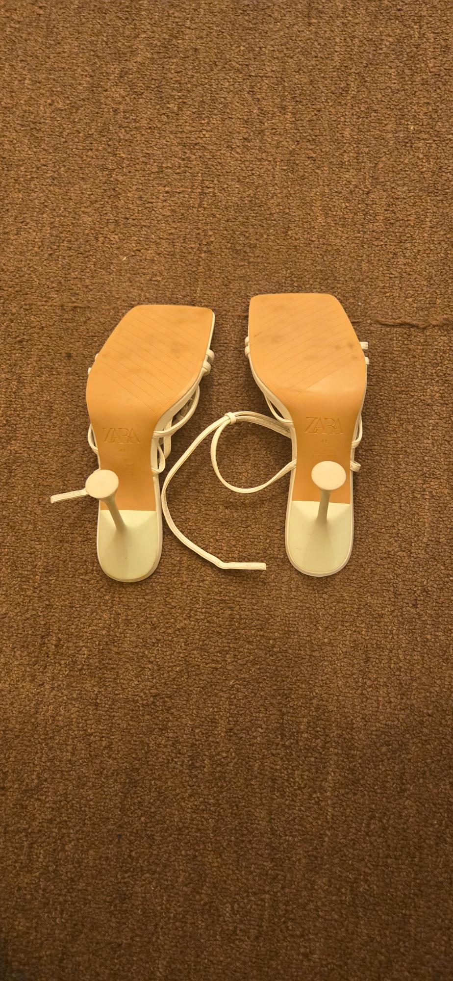 WHITE HEELS - Image 5