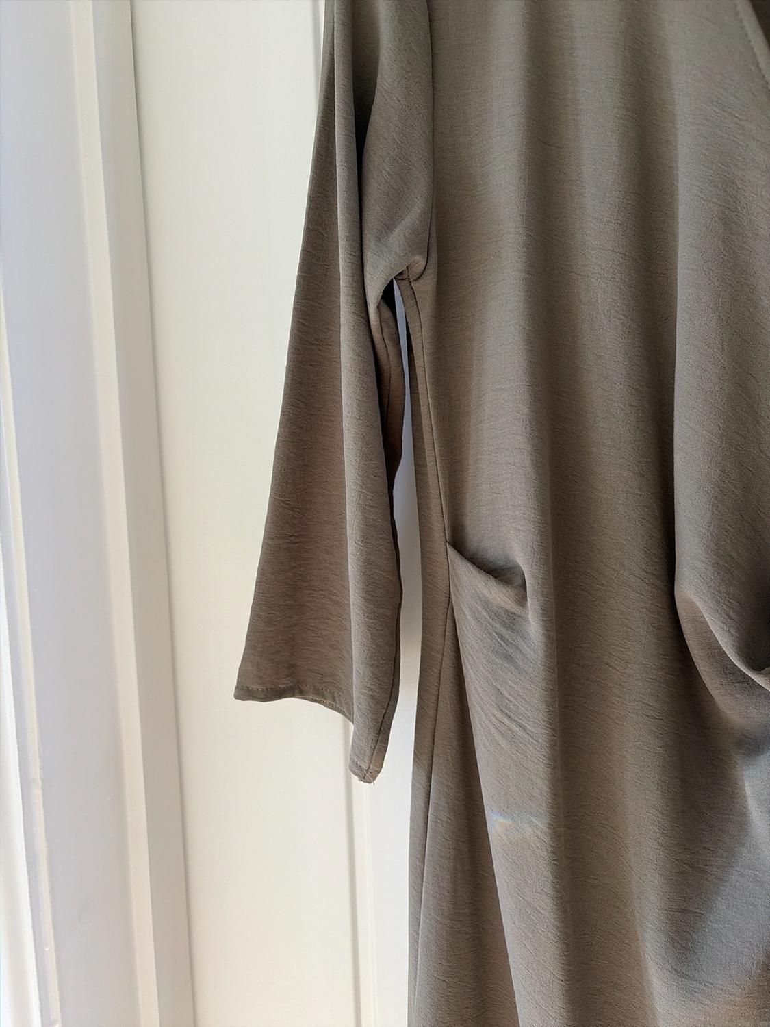 FLOWING DRESS WITH KNOT - Image 3