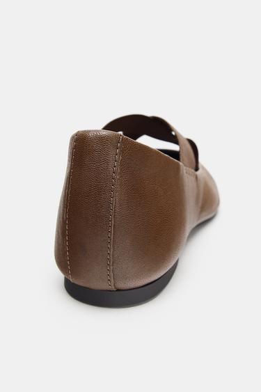 BALLERINES EN CUIR À BRIDES ÉLASTIQUES CROISÉES - Marron chocolat de Zara - Image 4