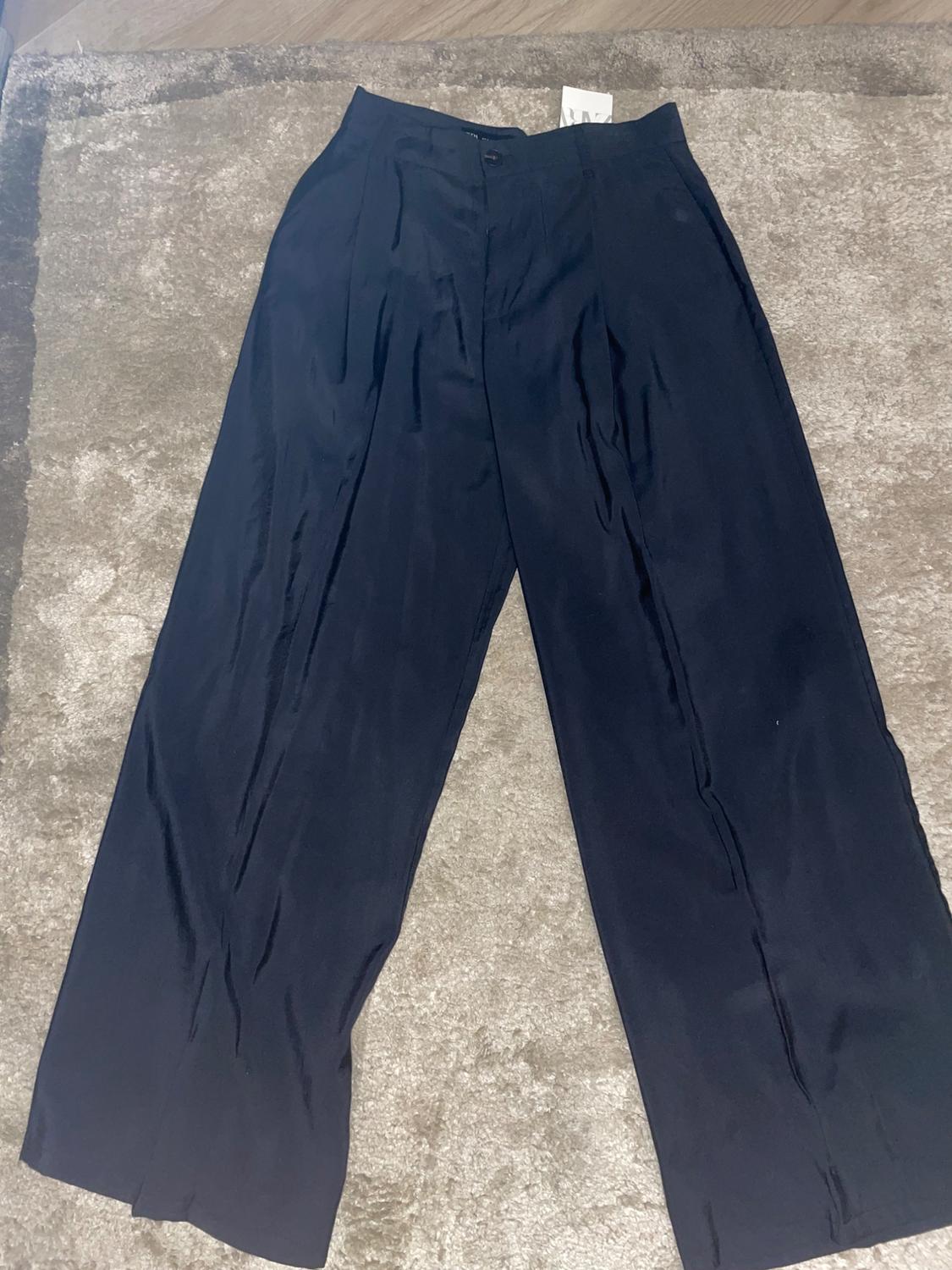 LOOSE-FITTING DARTED TROUSERS