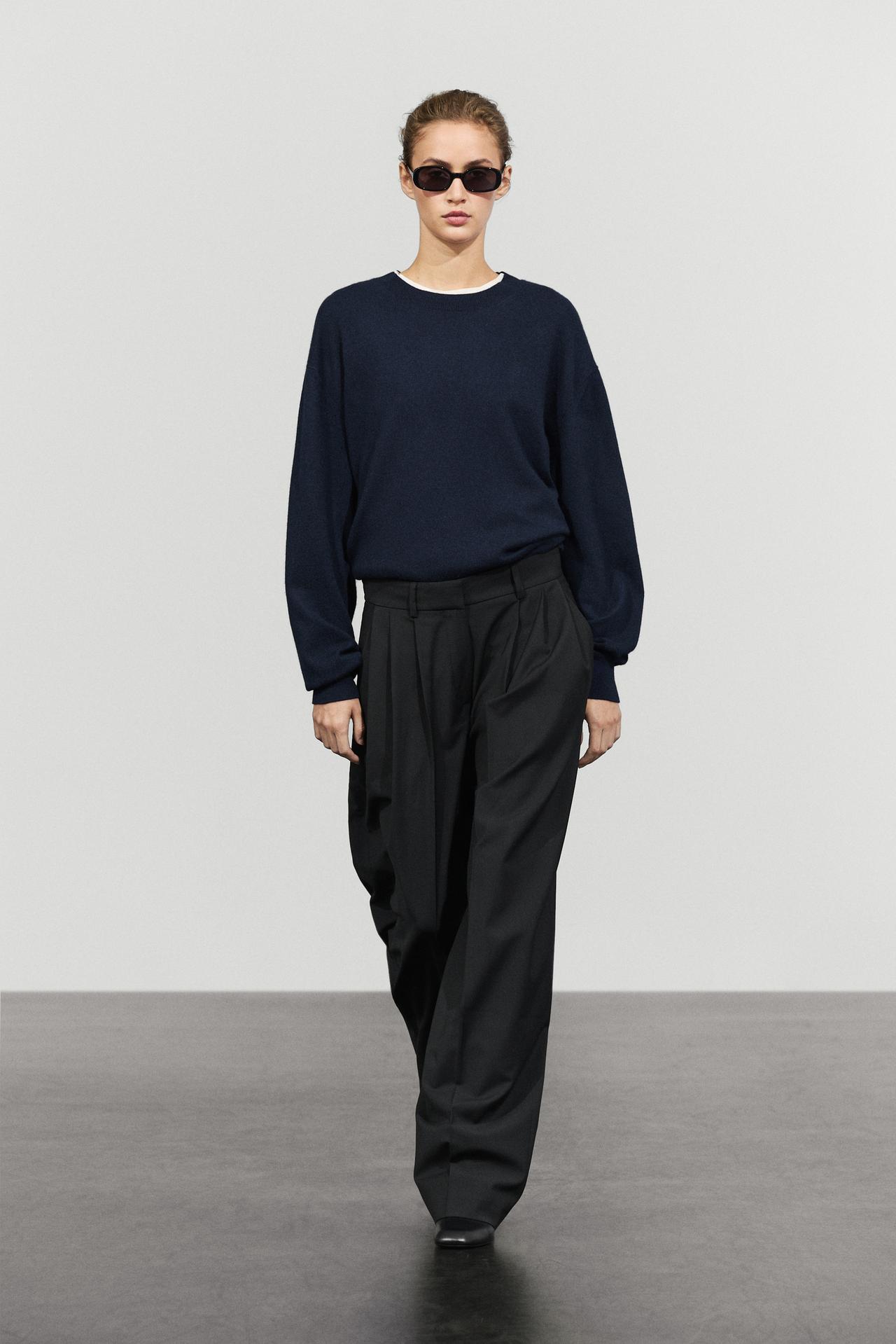 Carrot fit pants with dart detail — Black