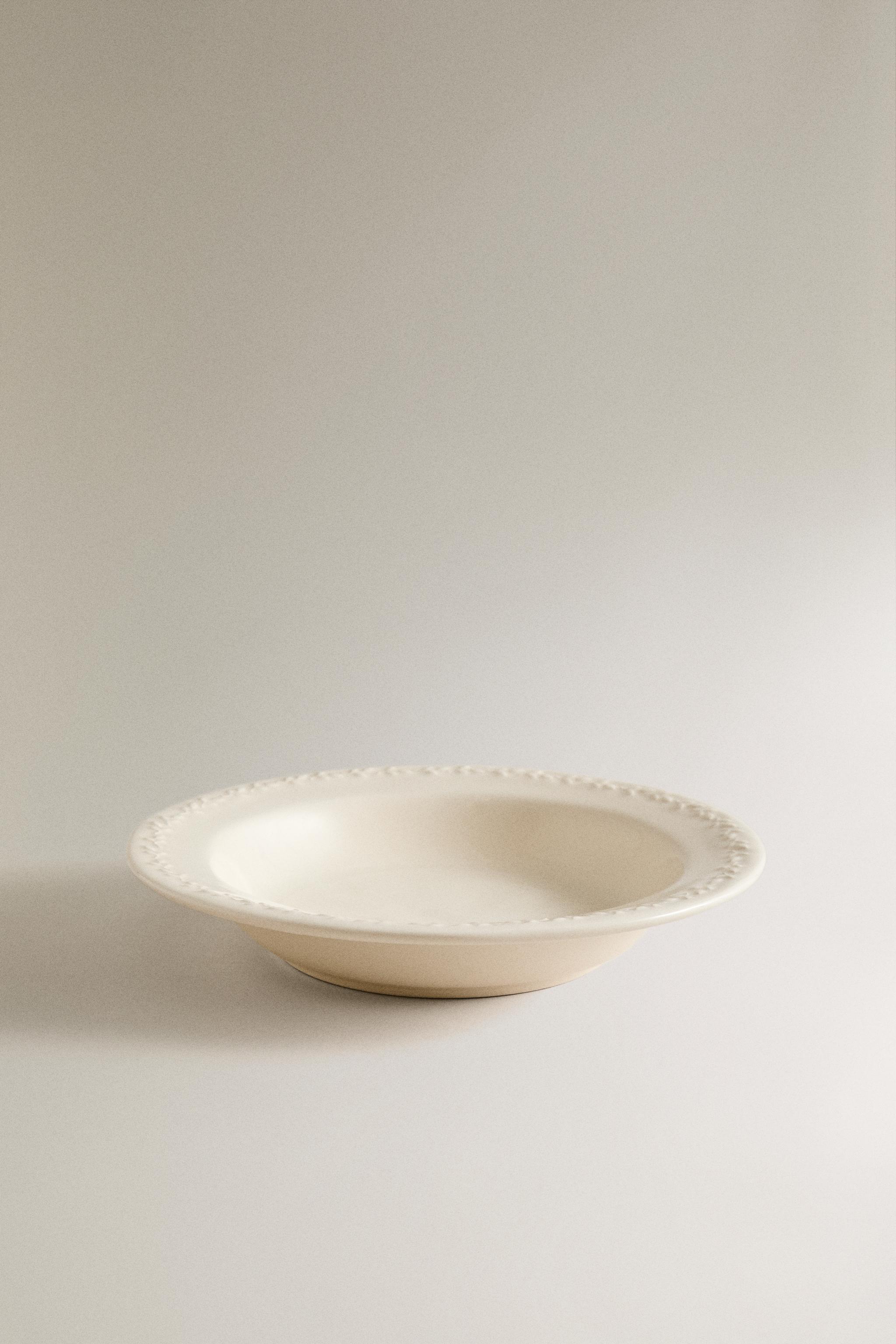 EARTHENWARE SOUP PLATE WITH RAISED RIM