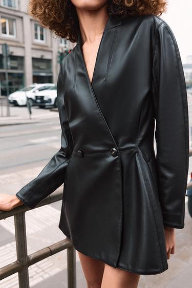 بليزر مخنصر بمظهر جلد - أسود الخاص بـ Zara