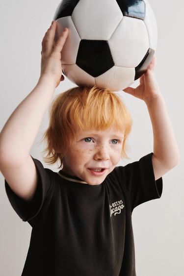 טי שירט עם טקסט רקום - אפור פחם של Zara