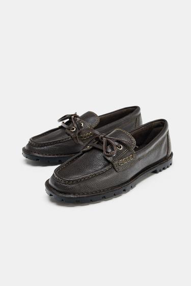 CHAUSSURES BATEAU EN CUIR À SEMELLE CRANTÉE - Marron de Zara - Image 4
