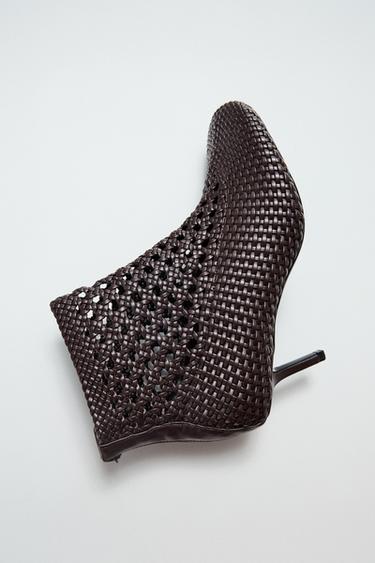 STIEFELETTE MIT GEFLOCHTENEM ABSATZ - Braun von Zara