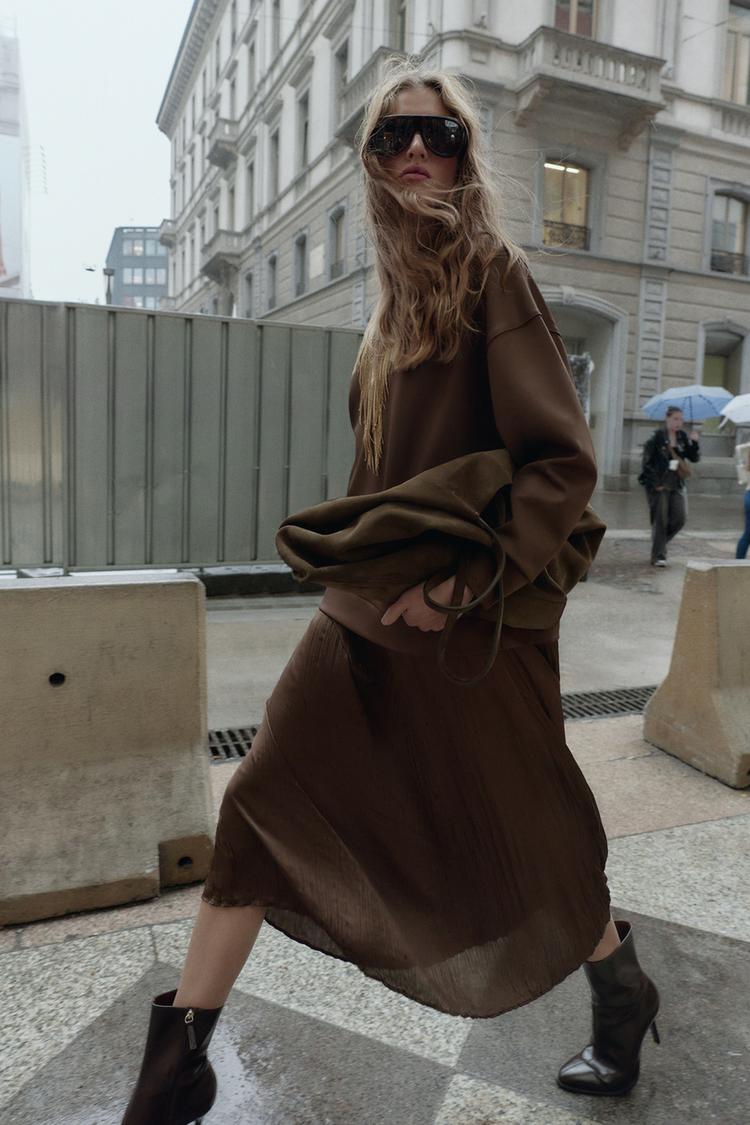 Үнді қызы өзінің кискасын көрсетеді