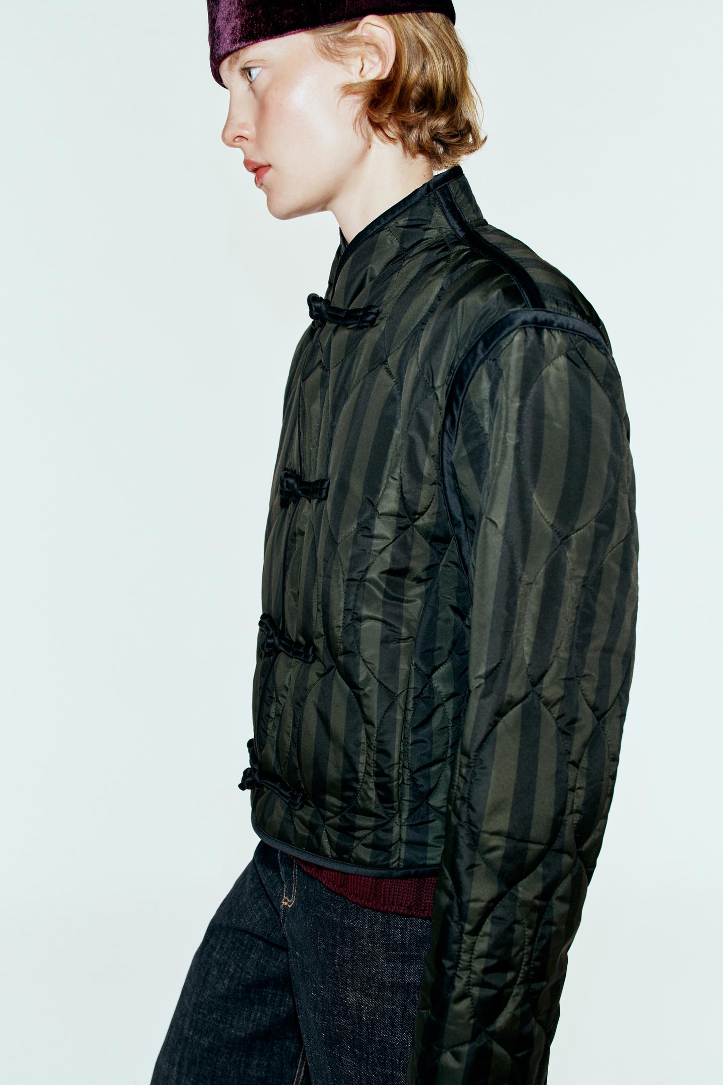 Женская куртка Zara Striped Quilted Jacket with Frog Fastenings, цвет: Тёмный хаки — фото 5
