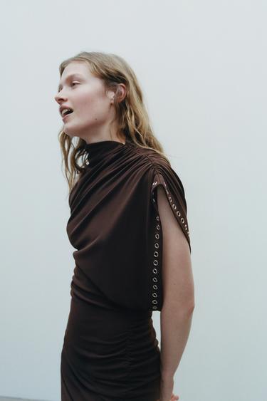 VESTIDO CORTO ASIMÉTRICO ARANDELAS - Chocolate de Zara