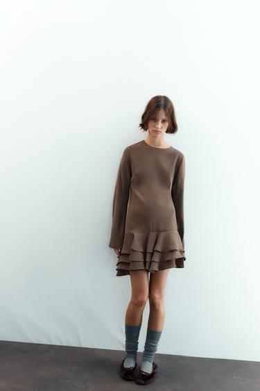КОРОТКОЕ ЛЕГКОЕ ПЛАТЬЕ С ВОЛАНАМИ — ШОКОЛАДНЫЙ от Zara