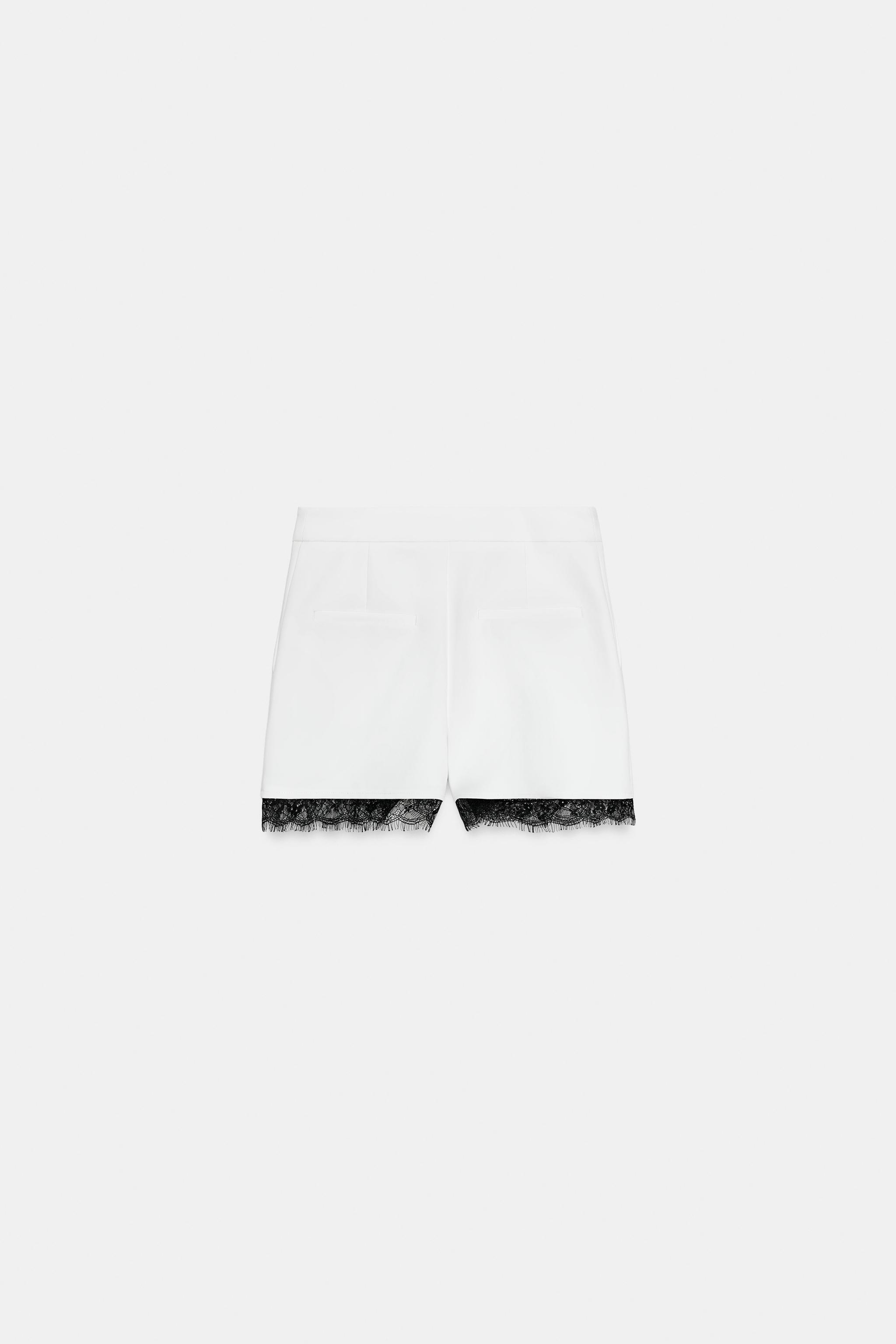BERMUDA EN MATIÈRES VARIÉES AVEC DENTELLE