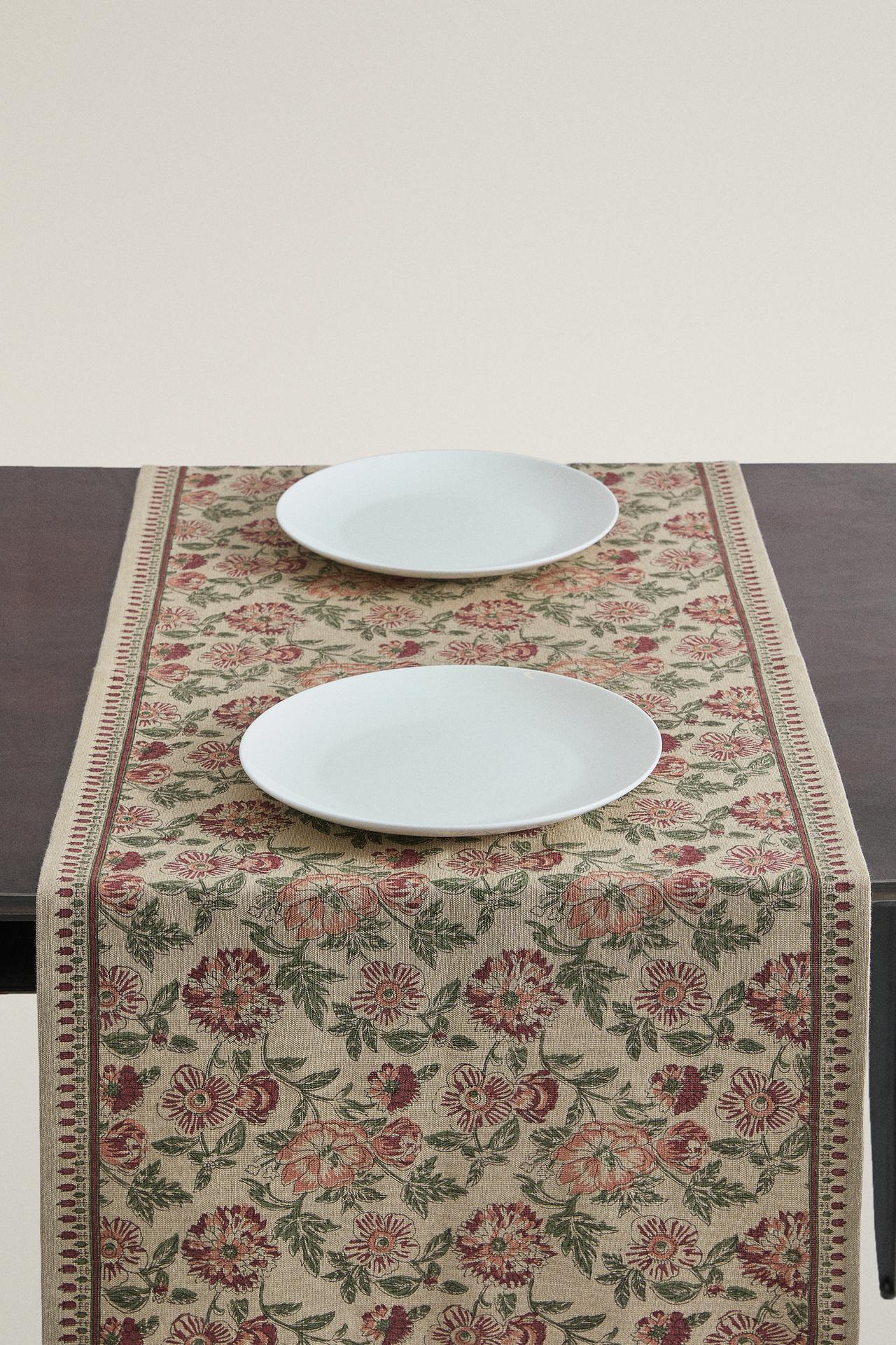 FLORAL PRINT TABLE RUNNER — Dark pink