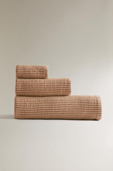 COLOURED WAFFLE-KNIT BATH TOWEL - Red by Zara - Image 0