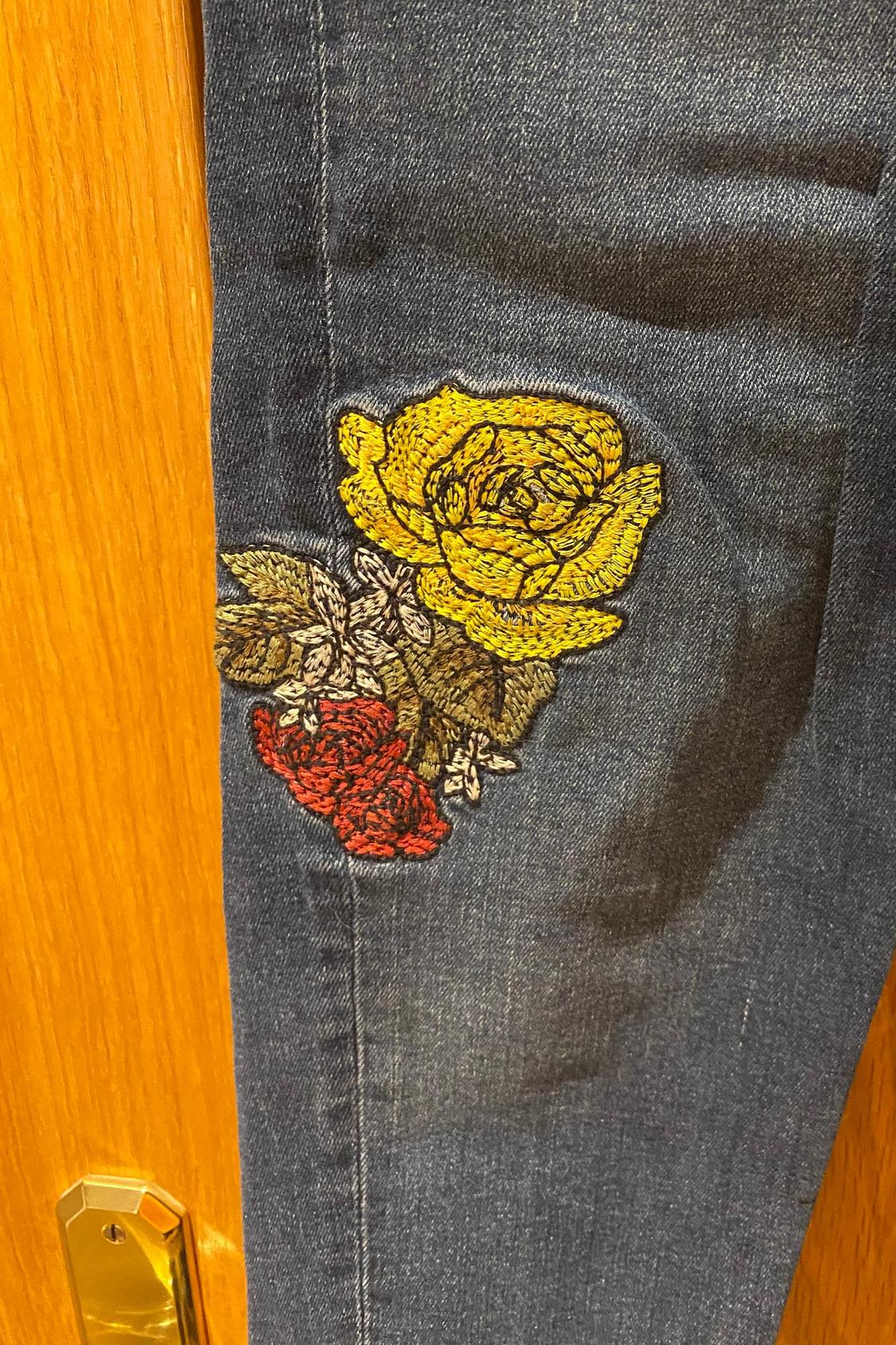 MID-RISE JEANS WITH FLORAL EMBROIDERY - Image 4