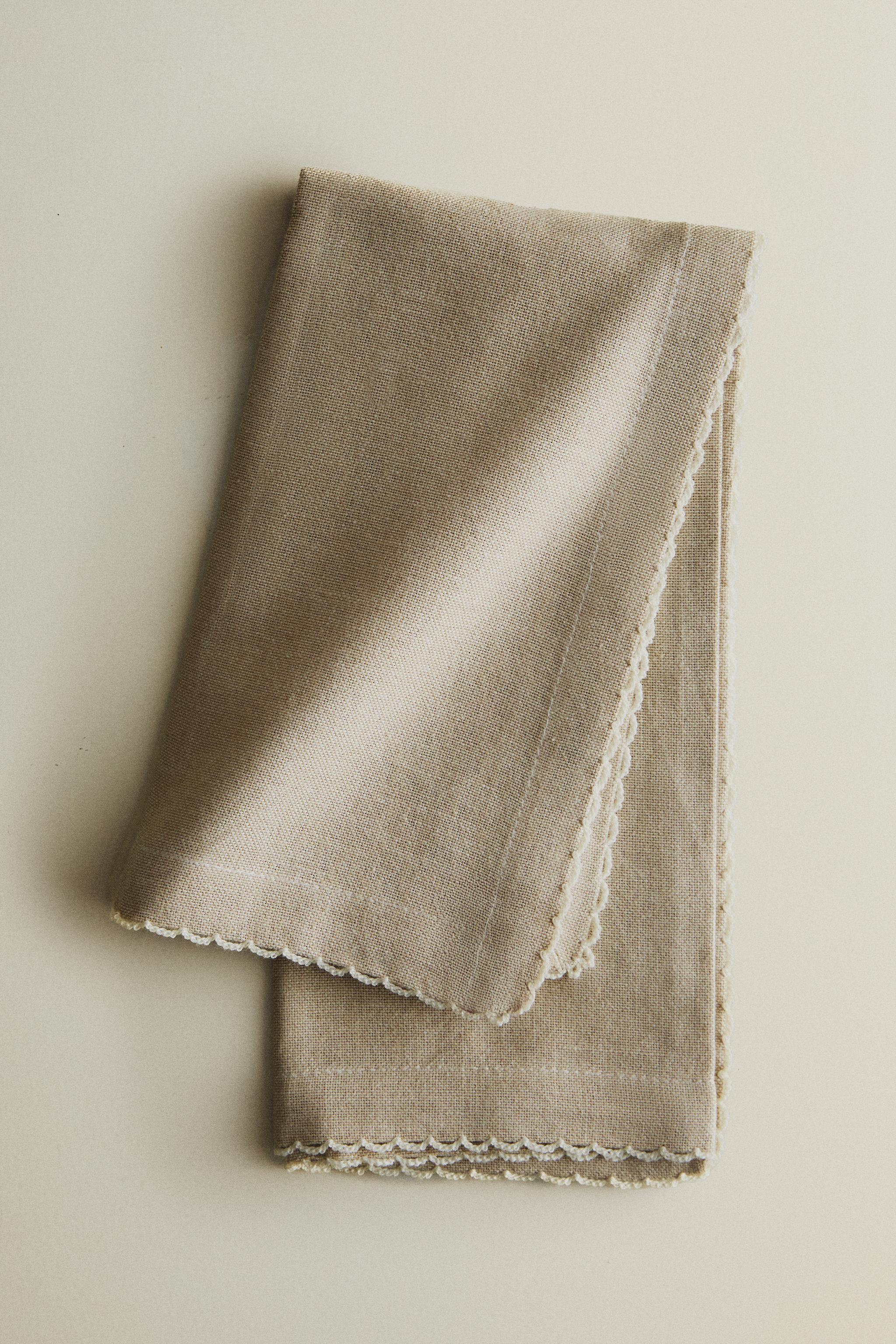SET OF SCALLOPED NAPKINS (SET 2)