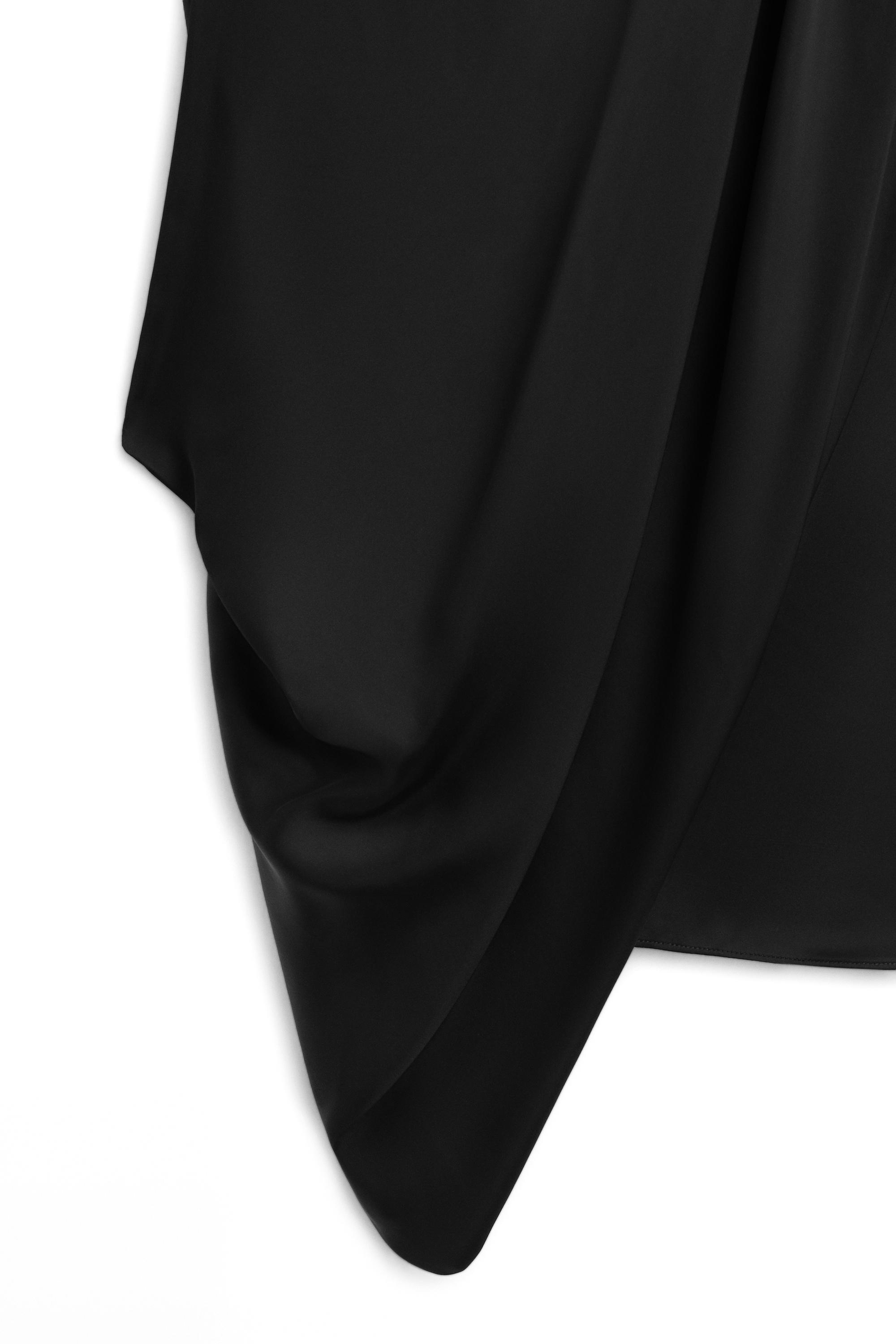 Top fluide asymétrique avec détails froncés – LIMITED EDITION